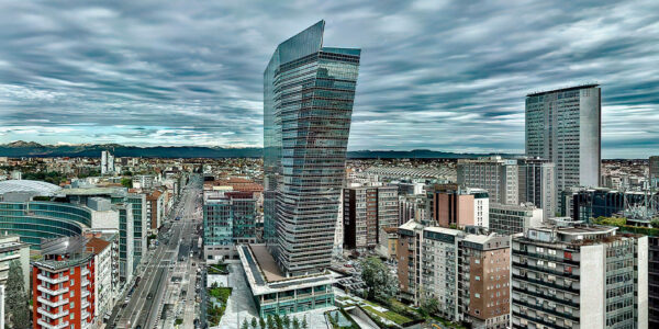 Produzione e installazione segnaletica Intesa Sanpaolo in Torre Gioia 22, Milano.