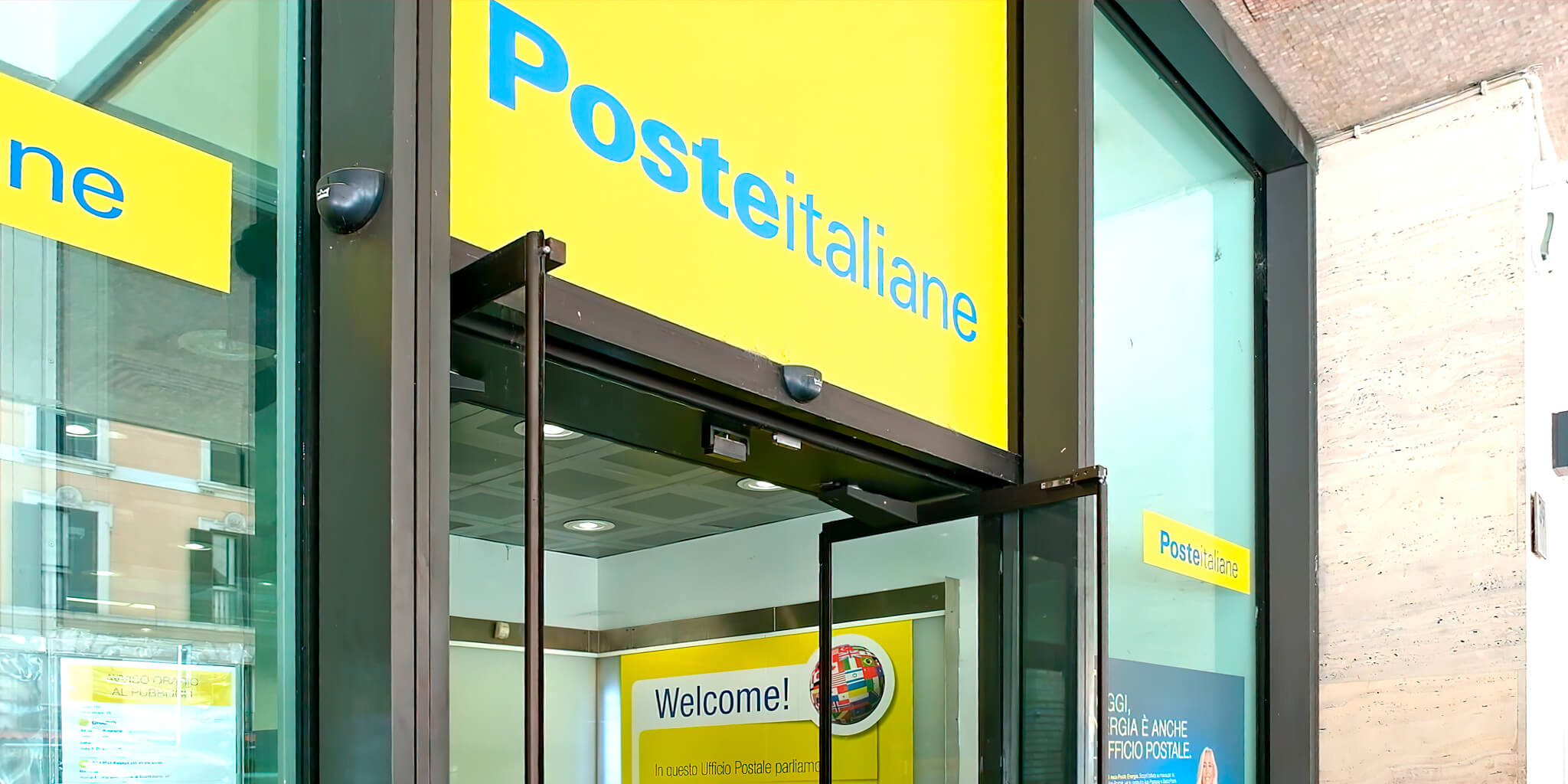 Realizzazione e posa della comunicazione su oltre 10mila uffici Poste Italiane in Italia.